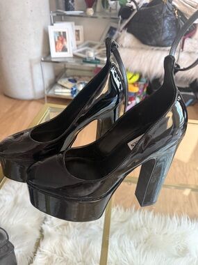 Steve Madden Black Patent Platform Pumps